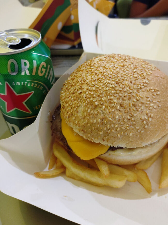 Burger FACTORYでハンバーガー。<br />意外に美味しかった。