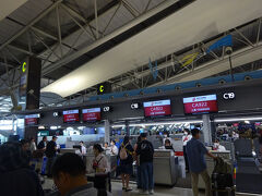 関空～上海～重慶～ブダペストの長旅になります。関空でAir China チェックイン。預け荷物は上海までと言われ・・・。1回１回カウンターで荷物預けるんかい、Air Chinaってそうなんか、とか中国国内トランスファーだからそうなんか、とか思いつつ完了。