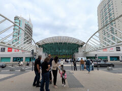 夕食を食べにショッピングモールへ。