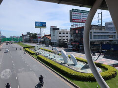 パタヤセントラルの入口に到着。
手前にタクシーがいたような気がしたが、ともかく道を渡る歩道橋に行き、中心部方向に行く。
いっしょに乗ったバックパックのおじさんが市内に歩いて行くようなので、後をついて行く。朝10時頃だが日差しが強い。

少し先にナコンチャエアーバスターミナルというのがあるらしいが、それより手前に着いたので気が付かなかった。だから客待ちのタクシーがいない。