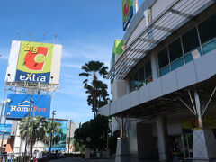 ともかくバックパック氏についていって、２０分近く歩いてビッグシースーパーまで来て、中に入ってトイレ休憩。
ここまで来ればパタヤセントラルまでの半分来たので、歩いてもいけるし、乗り合いバスのソンテウでも探そうか。
道を渡ってバスが通る側の歩道を歩いて行くが、乗り合いバスはあまり来ないしいつも後ろを見るのも疲れるのでまあ歩こう。
