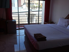 暑い中を歩いて、ホテルに到着。
たくさんホテルがある中で、パタヤセントラル地区で、ほどほどの値段のところで選んでみた。アーリーチェックインOKと書いてあったのが選んだ理由。快く朝10時過ぎに追加料金なしでアーリーチェックインできて満足。
表通りに面した部屋で眺めはよいが、夜の騒音が気になる。