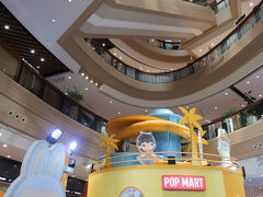 立派なショッピングセンターでフードコートもレストランも多数