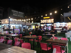 ナイトバザールが近くにある。