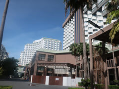 １時間以上走ってペナン方面に到着。
今日の宿は、中心部から少し南のジョムティエンビーチにある大型ホテル