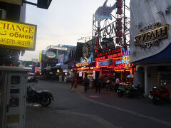 ソンテウでウォーキングストリートに行ってみた。
なるほど、ここにはゴーゴーバーが何軒かある。タイにはそういうところがあって不思議ではない。まだ夕方でお店は準備中、夜になるとにぎやかになりそう。
