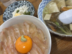 みなと食堂から連絡があり向かいました。
記名してから食事が出てくるまで1時間40分ほど。
人気のお店です。