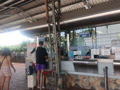 窓口でバンコクまでのチケットを購入
指定席で３０分後の便を購入できた
