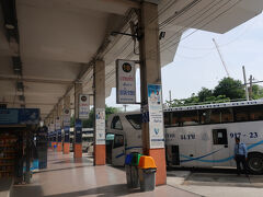 ６月21日　パタヤを出たバスは、バンコク市内に17時前、既に渋滞が始まる中、エカマイバスターミナルに到着
各地からバスが集まってくるところだが、意外と狭いターミナル