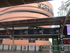 バスターミナルを出ればすぐ、エカマイ駅
ここから２駅でホテルの近くのオンヌットへ