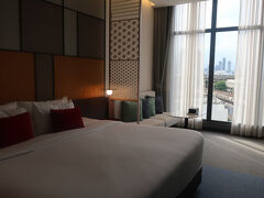 このホテルを選んだのは、朝７時台のフライトを使うので、空港のアクセスがよい場所を選んだから。
ラマダプラザなのでハイグレード　大きな窓、広い部屋で気持ちよい
それでも１泊１万円以下なのがうれしい