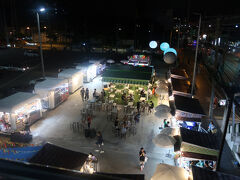 駅に隣接してロータス スクムビット50という大型店があり、そのまわりに屋台、露店がある
建物の中にはきれいなフードコートがあるが、外の店もよい
