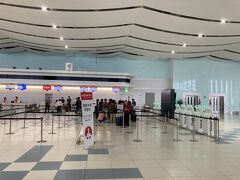 今日はイースター航空でソウルに向かいます。
webチェックインがうまくいかず、カウンターにて手続きです。
ちなみに向かって右側がwebチェックイン済みで荷物を預ける人用の列。左側のwebチェックインしてない方向けの方が圧倒的に空いています。