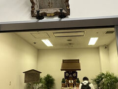 　あまりにも早く着きすぎて、係員が来てなくて、受付してもらえず。荷物を持ったまま航空神社にお参り。珍しく先客がいました！CAさんらしい方二人が先に、その次がこの方、そして私。これまでの旅の無事とこれからの安全を祈願しました。そしてまた、二階へ。