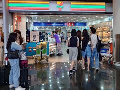 昨夜立ち寄ったセブンイレブン。ドリンク購入のため再び訪問。飲食施設も充実しており、かなりの混雑でした。