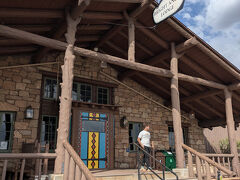 ２か所目はブライトエンジェルロッジ近くを散策します。
ここはお土産屋さんやカフェ、トイレもあります。