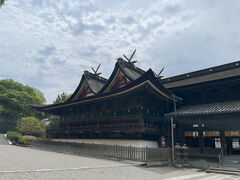 威厳のある神社です。
長い廻廊は画になります。