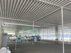 近代的な建物です。
バス停や駐車場があります。