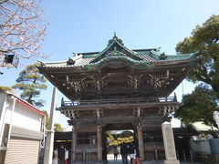 参道を楽しんでいると、山門が見えてきました。