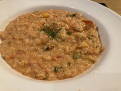 皮膚科で同行者を回収しました。
朝食以降何も食べていないので腹ペコだそう。
ギャラリア百貨店の地下でエビのリゾットを。
19,000ウォンでした。
場所柄いいお値段しますね…
時刻は17時40分、食べ終わってバスで江南まで戻りましたが渋滞にはまり、50分くらいかかって江南駅に着きました。
