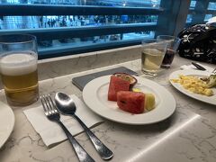 ラウンジなるものに入りたいと言う同行者の
強い希望でラウンジへ。
私はプライオリティパスがありますが、
同行者分はゲスト料金を支払います…