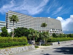 ビーチ方面から見たホテル全景。