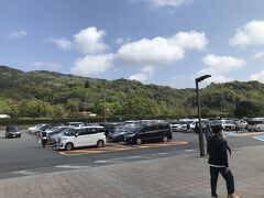 新幹線を軸に機動的に動けるように、先ずは福岡からレンタカーで向かいます。金立SAで時刻表調べていると、嬉野温泉に停まる新幹線が予想外に少なく、待ちぼうけになりそうだったので、武雄温泉から乗ることにしました。