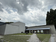 美術館に到着。
美術館のある場所は「うつのみや文化の森」という公園で、約26ヘクタールの丘陵地だそう。
26ヘクタールってどのくらい？と思って、よく言われる東京ドーム何個分かに換算すると、東京ドームが4.7ヘクタールってことなので、東京ドーム約5.5個分。