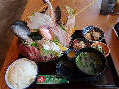 注文したのはお刺身定食。