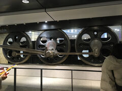 改札外西側のB1Fには、動輪の広場があります。
モニュメントの周囲に、謎解きイベントに参加している人がたくさんいました。
