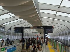 わ～なんか大阪港駅リニューアル終わってるんですけどなんやコリャ？ろっ骨みたいやなぁ…
膜で出来た屋根のおかげで大分明るくなりました