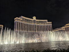 ベラージオホテルでは15分おきに無料の噴水ショーが行われています。
二人ともヘトヘトに疲れていましたが、噴水ショーを見てからホテルに帰ることにしました。
音楽に合わせて噴水やライトが躍動します。
10分ほどのショーですが、無料で見れるなんてすごいなぁ～。
