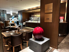 東京・汐留『コンラッド東京』28F【Cerise】【COLLAGE】

オールデイダイニング【セリーズ】（写真手前）と
モダンフレンチ【コラージュ】（写真奥）のエントランスの写真。

◇ オールデイダイニング【セリーズ】
＜営業時間＞
〇 ブレックファースト　6:30～10:30
〇 ランチ・ディナー　11:30～22:00（L.O. 21:00）

＜朝食料金＞
〇 コンラッド東京ブレックファースト
大人　6,500円、6歳～12歳　3,500円
※ 表示料金には税金・サービス料が含まれます。

＜席数＞
36席

https://conrad-tokyo.hiltonjapan.co.jp/restaurants/cerise

◇ モダンフレンチ【コラージュ】
＜営業時間＞
〇 ランチ　12:00～15:00 （L.O. 13:00） ※ 土曜日・日曜日限定
〇 ディナー　17:30～22:00（L.O. 21:00）

＜定休日＞
月曜日・火曜日

＜席数＞
55席（個室1室）

https://conrad-tokyo.hiltonjapan.co.jp/restaurants/collage