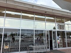 続いて近くの地場スーパー、ダイユーに立ち寄り、食べ物を調達。別荘族が多い土地柄、BBQグッズが充実していた