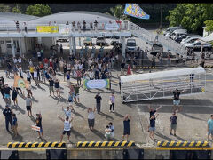 港は近いけど車で送ってくれて女将さんとお別れ後、おがさわら丸に乗船。
小笠原名物のお見送り儀式が見たくて乗船後すぐに場所確保のためデッキへ。

ここから出港まで1時間近く立って待ってたw
めっちゃ暑くてしんどかった～