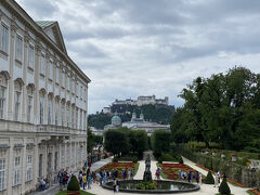 バスに乗ってミラベル庭園近くのバス停で下車