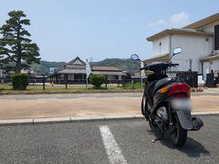 弁天島の前後で浜名湖を渡ると、その先にあるのが新居関所跡。
国道301号沿いに歴史的な建築群が直で面しているので、以前から気になっていた場所でした笑