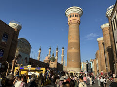 20:30　新疆国際大バザール (新疆国際大巴扎)
街一番の観光繁華街で、観光客は必ず訪れるバザールです。
中国は地理的に東西に何千キロもありますけど、時間は北京を標準時間としています。なので西の外れのこの地は3時間くらいの時差は有りそうです。夜の８時はまだ夕方前くらいでしょうか。