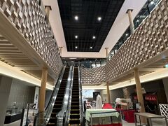 夕食は、フロント女史に紹介してもらった、JR梅小路京都西駅直結のホテルエミオン京都の2Fへ。