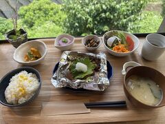 ランチは数量限定ですが、今日はご飯も先着限定８名でトウモロコシご飯に変更できるそうです。もちろんお願いしました(^^)

メインは包み焼きハンバーグ、小鉢はカボチャのそぼろ煮、梅酢（？）豆腐、ひじきの煮物だと思います。サラダと大根・シメジ・ワカメの味噌汁も付いていました。

どれもとっても美味しくて、もちろん完食！