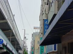 外に出たら雨だった（）