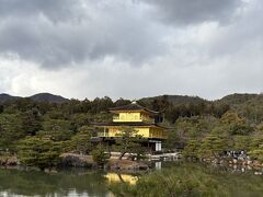 鹿苑禅寺　金閣舎利殿
改修後の金閣寺に初めて訪れました。
空模様はスッキリしていませんが、それでもキリッと輝いています。