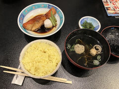 こちらも恒例の金目鯛の煮つけを食べに下田駅前の徳造丸です。
こちらの店舗で醤油味の煮汁を買って帰るのです。
２階の食事処で同じ煮汁の金目鯛の煮つけが家でも食べられます♪
去年までは店舗で使えるクーポン券を貰えたのに、５％オフ止めたそうです（涙）