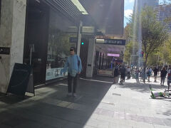 ホテルが見えてきました

Great Southern Hotel Sydney
黒の看板です
