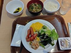 ７時過ぎに無料朝食会場（フロント前）に向かいます。
画像見直してびっくりしたけど自分早起き～。なんでだ？

一通りの朝食メニューは揃ってます。
納豆あったらご飯お替りしちゃうよね…。