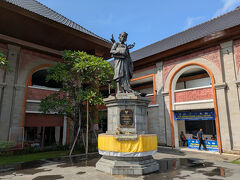 その向かいがアート・マーケット。