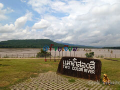 お寺の奥に見晴らしのいい場所があります。
メコン川に支流のムーン川が流れ込み、合流地点が２色になる絶景ポイントだそう。