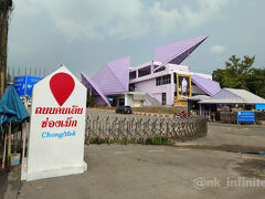 奥に見えるチョンメック国境検問所。
Googleマップで見ると実際の国境線は石碑の場所、検問所はラオス領内でした。