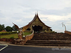 １時間ほどで雨が上がったので、ワット・プープラオへやってきました。
市街から少し離れた山の上に建っています。