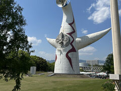 今度は来た時と反対側、太陽の塔を右に見つつ進みます。
太陽の広場にはお花も植えられて写真を撮っている人もいっぱい！